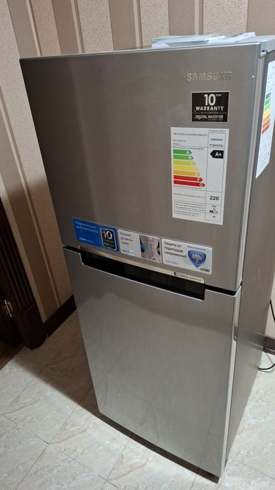 Холодильник Samsung RT20HAR3DSA (состояние нового, пользовались 1 год)