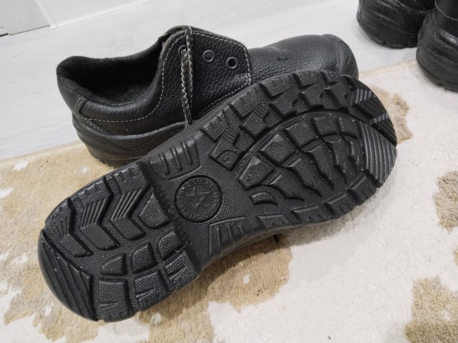 срочно продам осенний ботинку