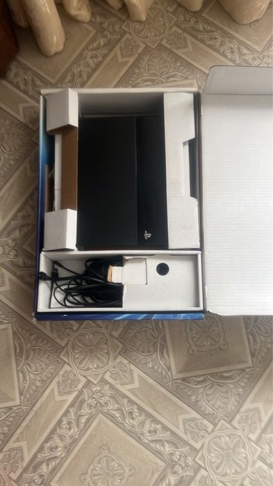Продам PS4 + 5 джойстиков + 3 игры