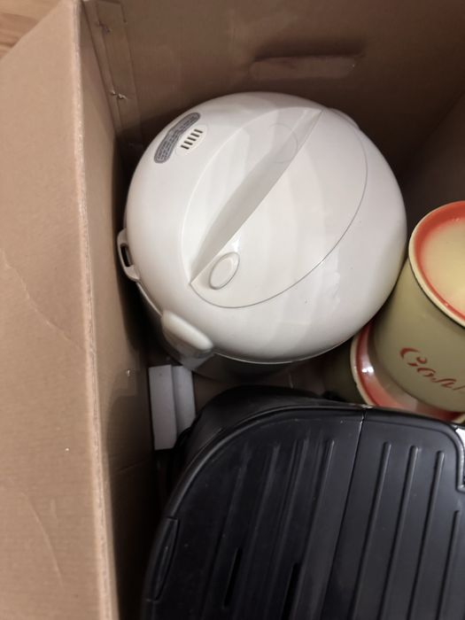 Кофеварка, мультиварка, две кастрюли