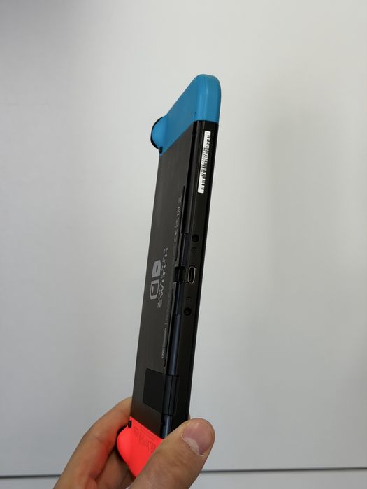 Nintendo Switch + Super Mario Odyssey