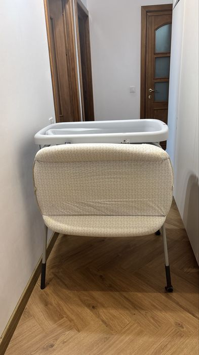 Cada Chicco cu suport si masa de infasat