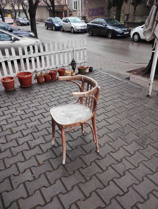 два стари виенски стола