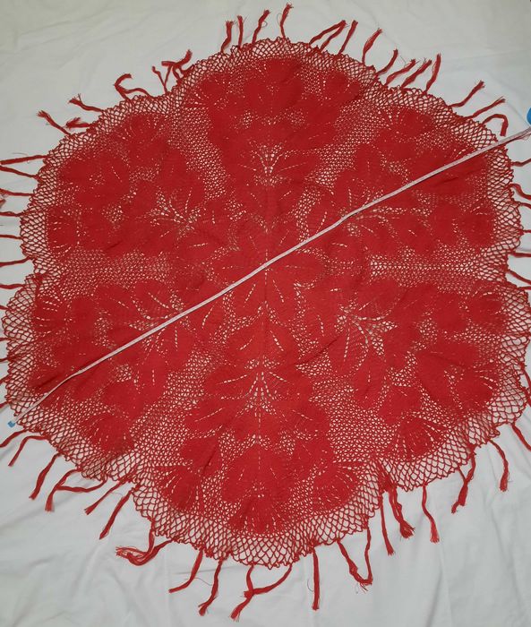 скатерть красного цвета ручной работы, вязанная крючком