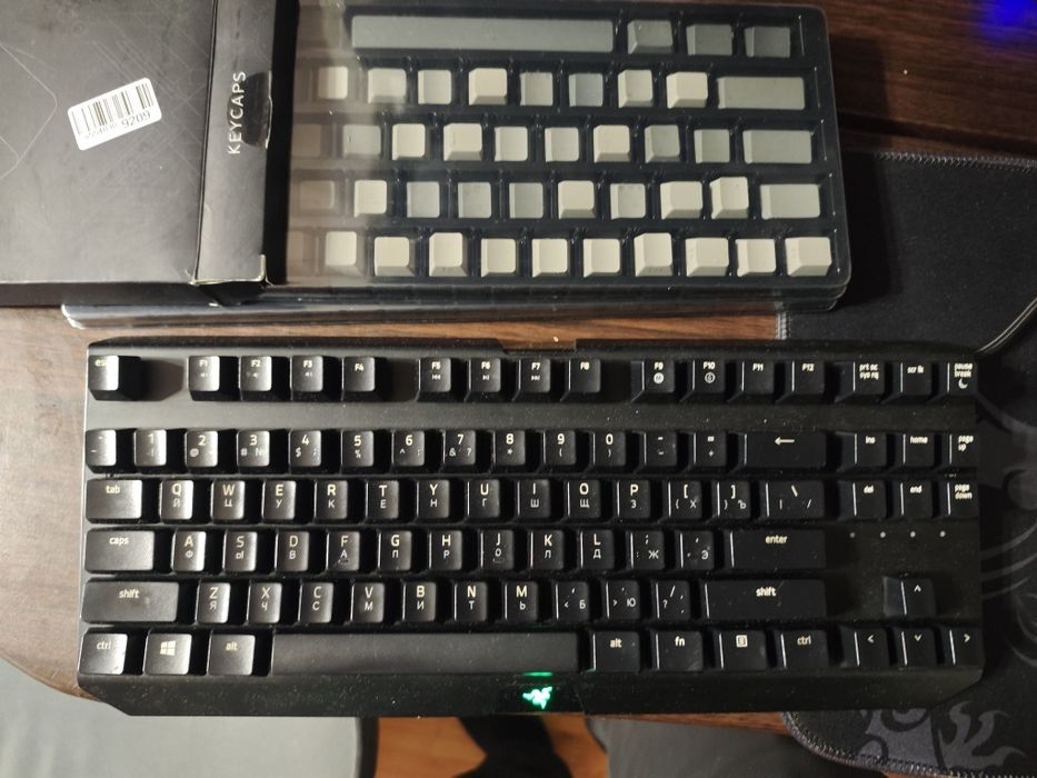 Клавиатура Razer с доп кейкапами