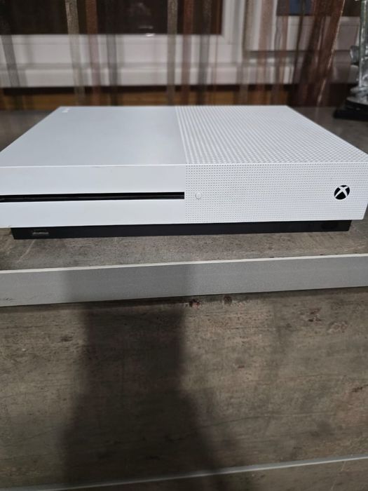 Xbox one s.