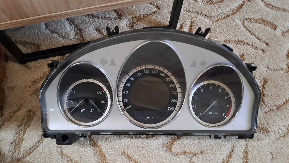 Bord ceasuri Mercedes W204 C Klass benzina cutie automata impecabil