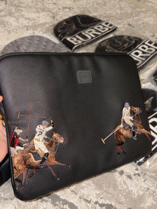 Шапка Burbbery , клатч Burbbery