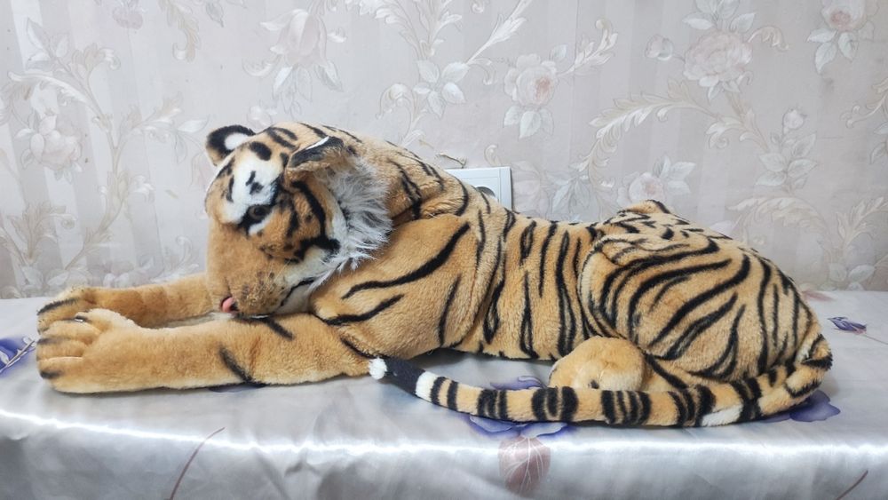 Тигр 60см от головы до хвоста.