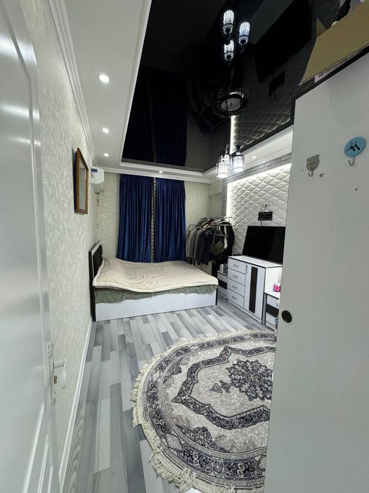 Срочно продает 2 ком.. квартира .67 мкв Азиз базар.