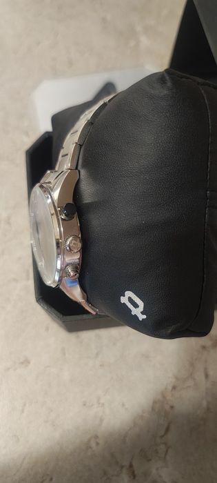 Продавам часовник Police