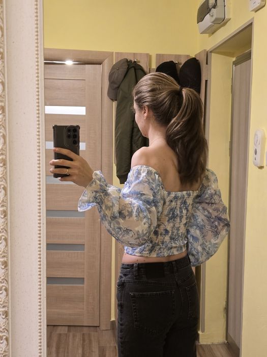 Vand bluza cu umerii goi