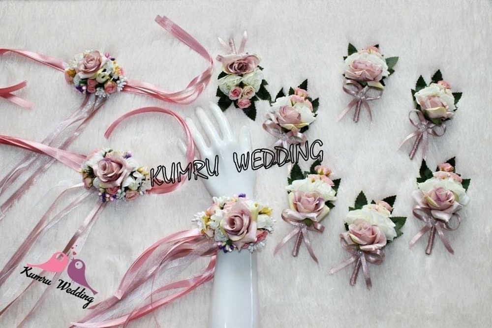 Луксозни гривни за шаферки бутониери