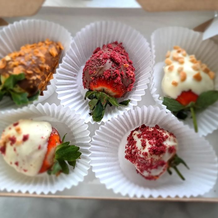 Финики и клубника в шоколаде