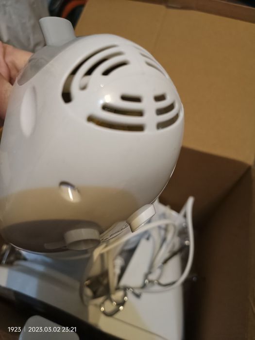 Mixer cu bol rotativ