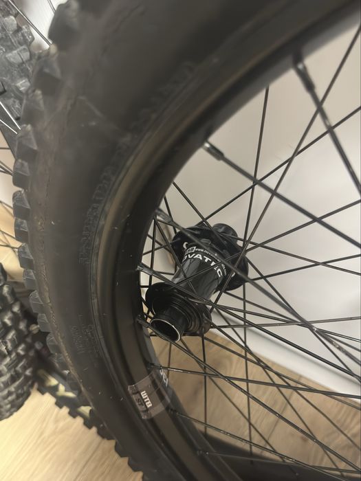 Капли и гуми Dt swiss; hope; race face; maxxis; E*13