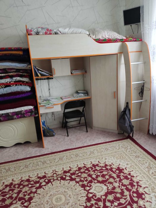 продается двухъярусный кровать с шкафом