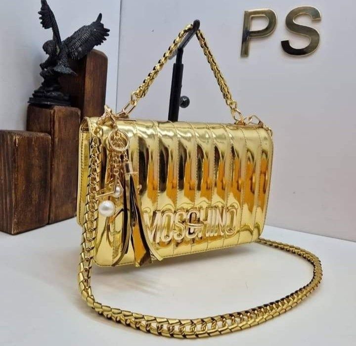 Geanta Moschino, logo metalic auriu, super model