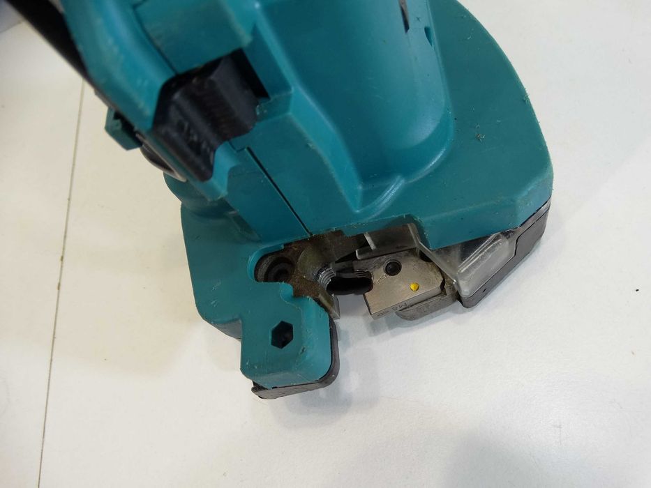 Makita DSC 102 - Акумулаторна машина за рязане на шпилки