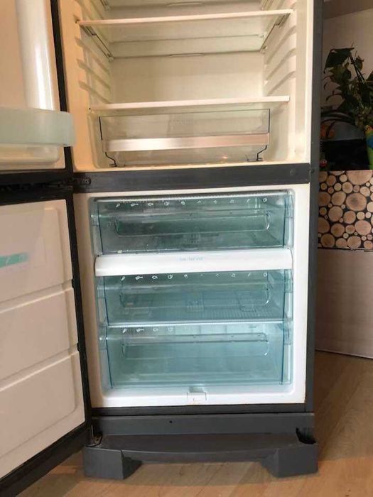 Продавам голям хладилник с фризер ELECTROLUX . Работещ идеално.