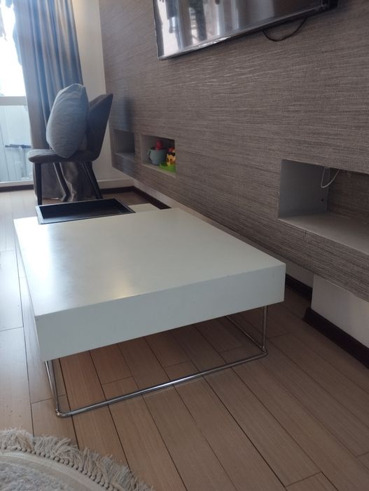 Продается стильный журнальный столик.