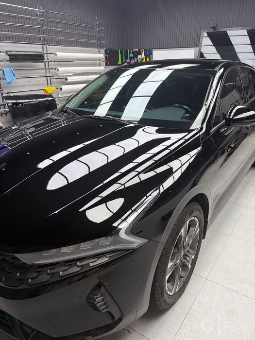 Kia K5 черная 2023 год