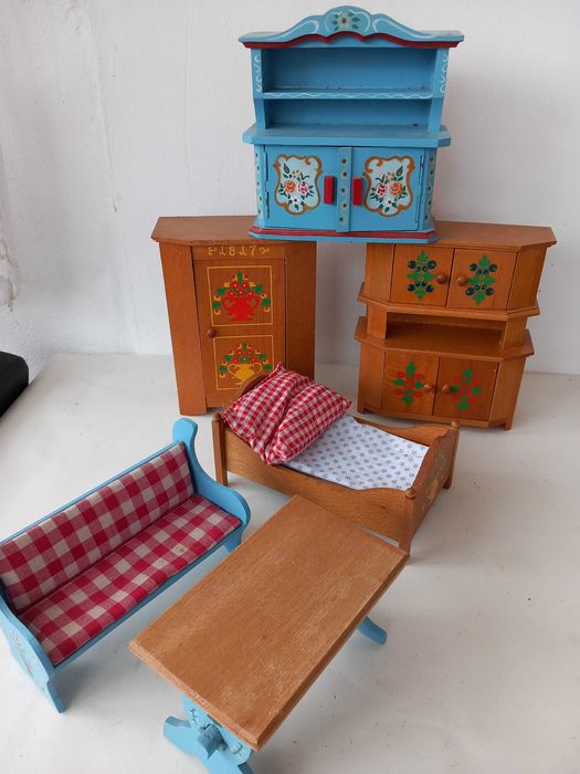 Mobilier Vechi In Miniatura,Anii ''70