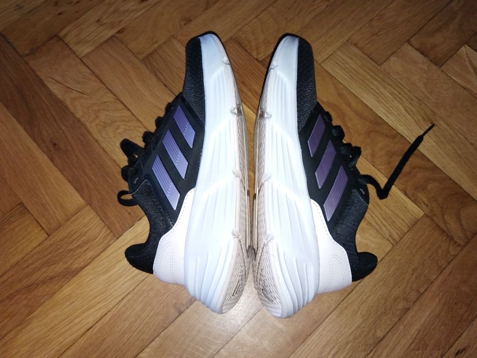 Продавам маратонки adidas