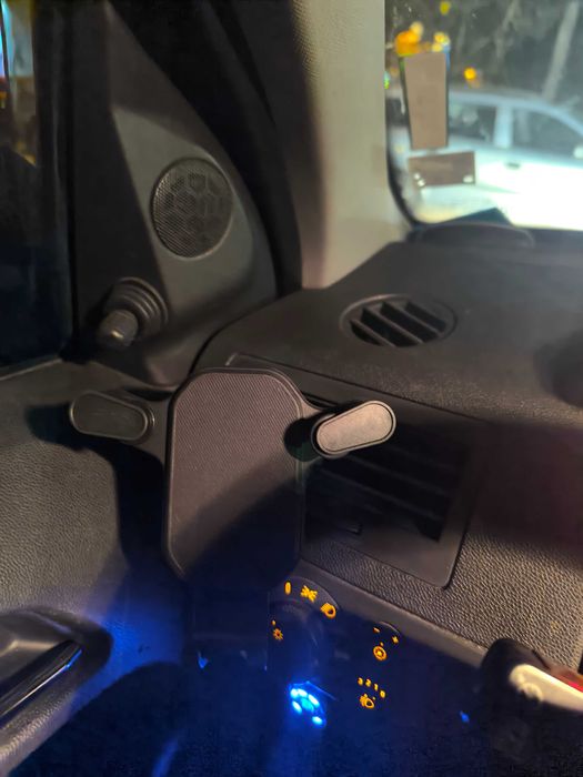 Продавам стойка за телефон за кола-10 ев.