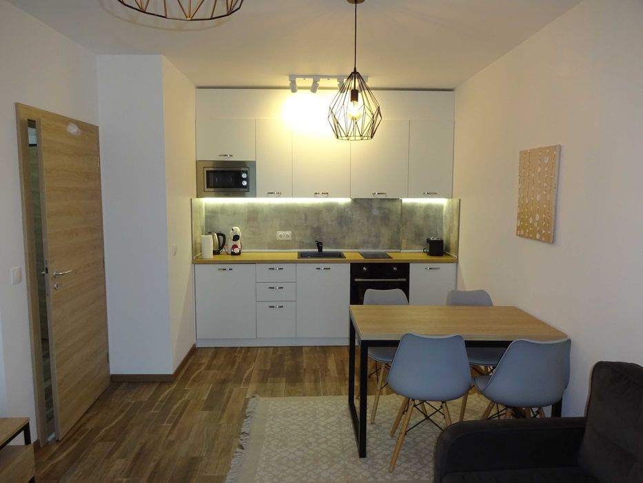 Дава се под наем Двустаен апартамент в к.к. Св.Св. Константин и Елена - 64 кв.м за 450 € - Снимка #1