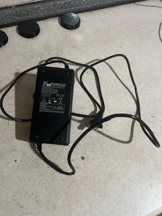 Продам зарядчик на электроскутер электровелосипед и электромопед элект