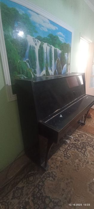 Pianino sotiladi 2ta pedalli rangi qora Kuban narxi 200 000 kami bor