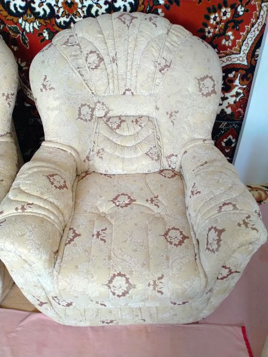 Диван и два мягких кресла