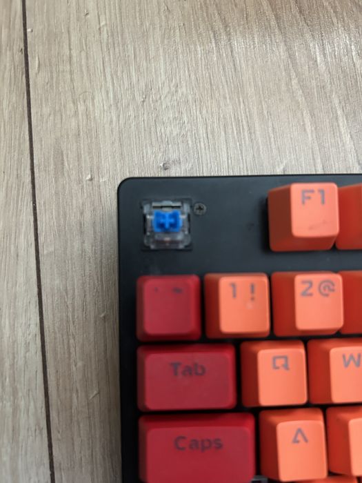 Tastatura bajeal switchuri albastre taste rosii cu portocalii si negru