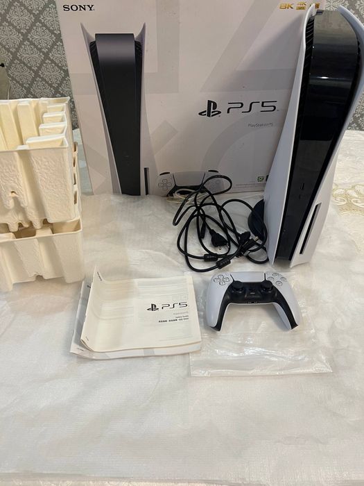 Почти новый Playstation 5 с подпиской PS Plus Deluxe на год(12 месяцев