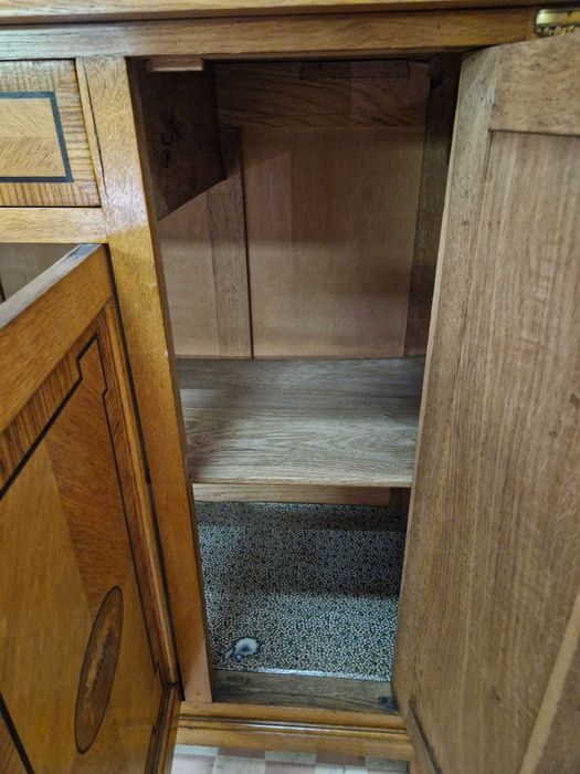 Дъбова витрина с интарзия и цветен витраж, налични два броя