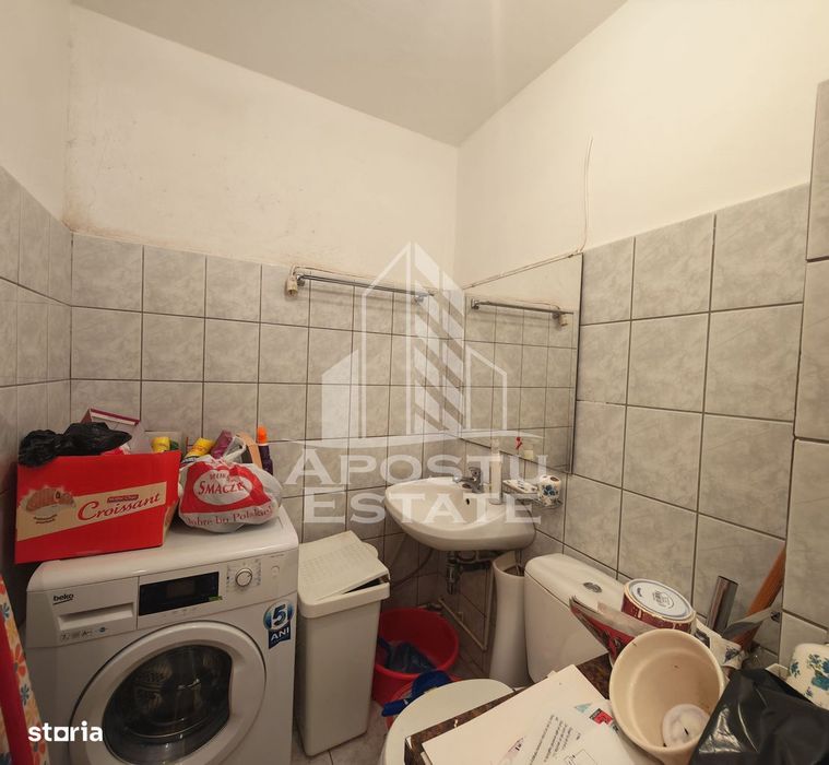 Apartament de vanzare cu 3 camere si 2 bai, decomandat, zona Sagului