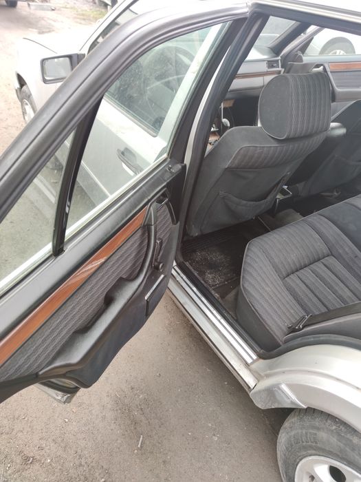 Мерцедес 124 Е200 /Mercedes-Benz 124 E200 на части