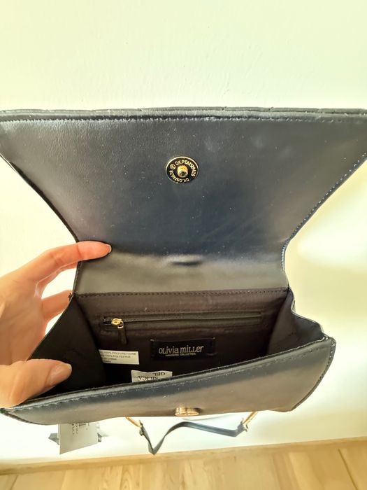 Черна чанта с висулка