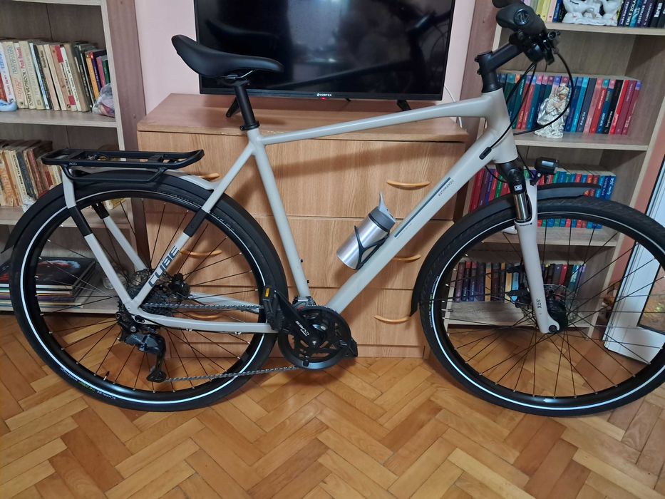 Vând bicicleta Cube Katmandu One
