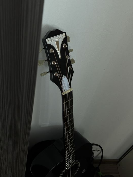 Продается акустическая гитара