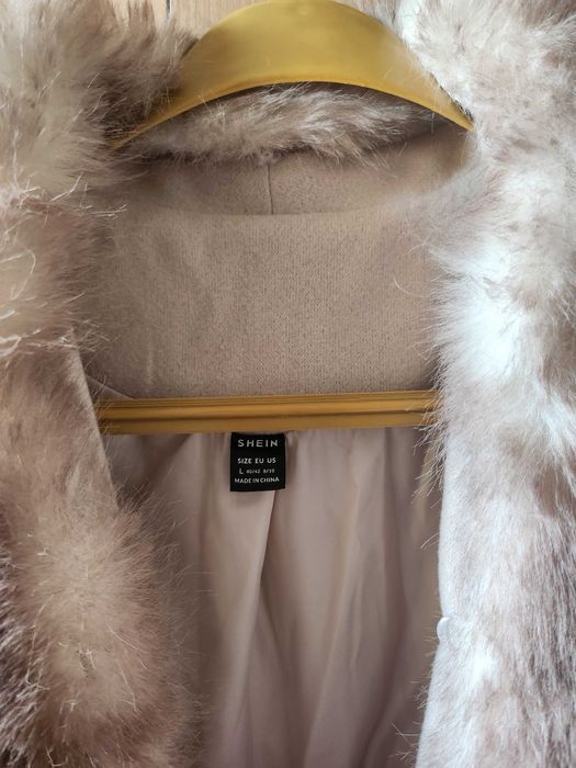 Кремаво или бежаво палто с  пухкава,яка