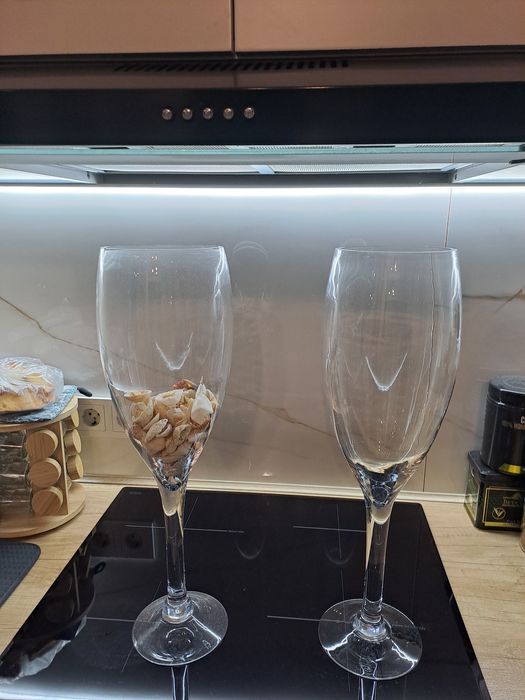 Продам стеклянные  шампанки