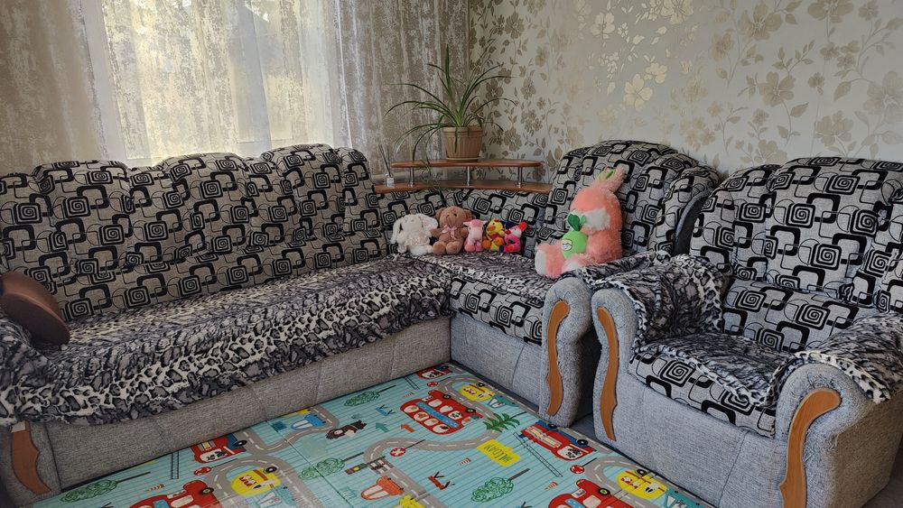 Продам угловой диван с креслом