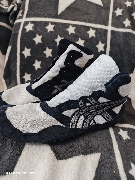 Продавам Борцовки Asics