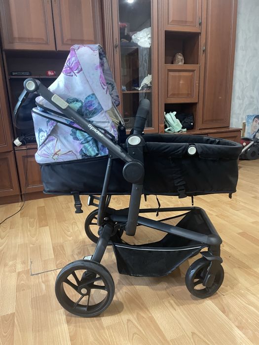 Продам коляску срочно, стоит без надобности