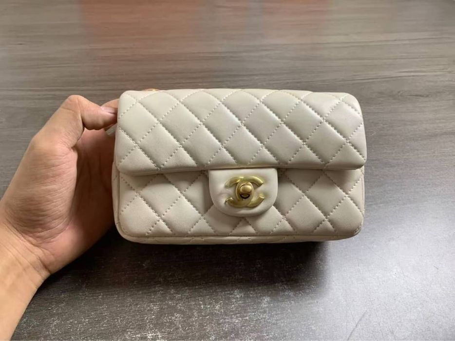 Бяла екрю мини чанта chanel