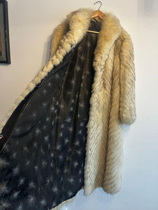 Blana de dama eleganta in stare buna