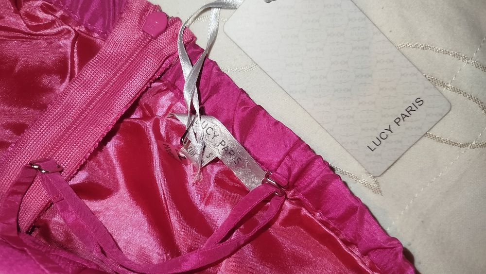 Продавам комплект чисто нови рокля с обувки и чанта 
* цикламена рокля