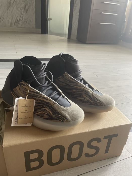 Yeezy QNTM Amber Tint